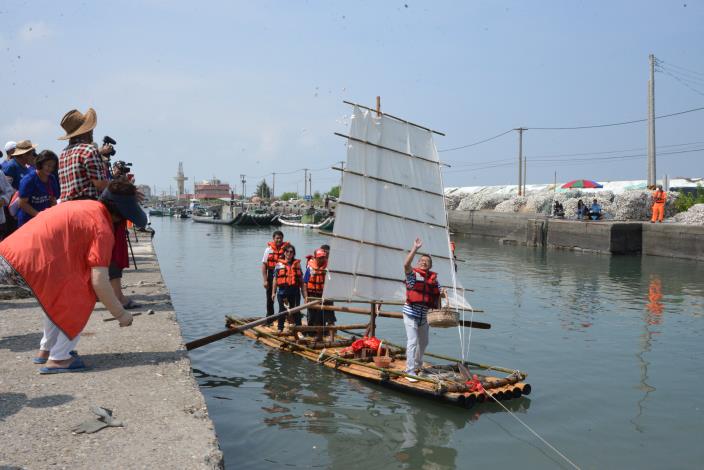 50年代漁村傳統海上竹筏重現箔子寮漁港