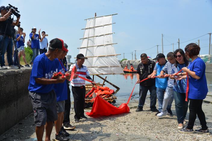 四湖鄉箔子寮今日舉辦海上竹筏下水儀式，重現50年代海上捕漁設備