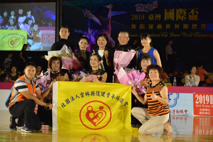 張縣長與雲林縣復健青年協進會輪椅舞表演舞者合影