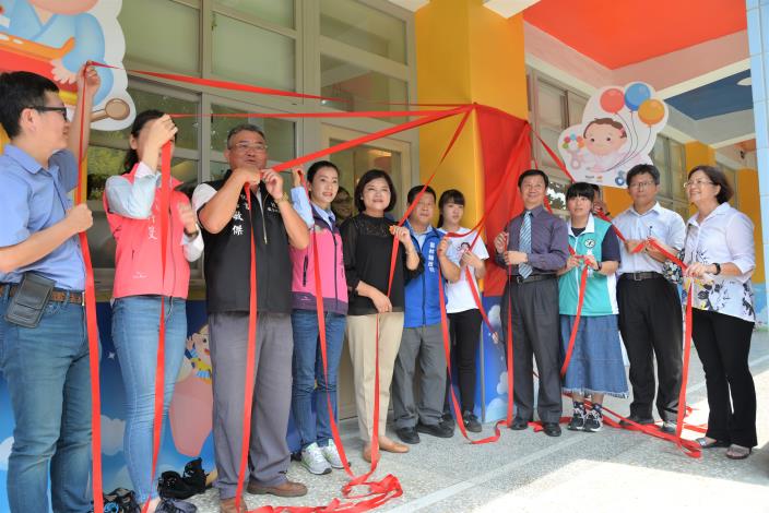 張縣長10日前往北辰國小為雲林縣首座公共托育家園進行揭牌。