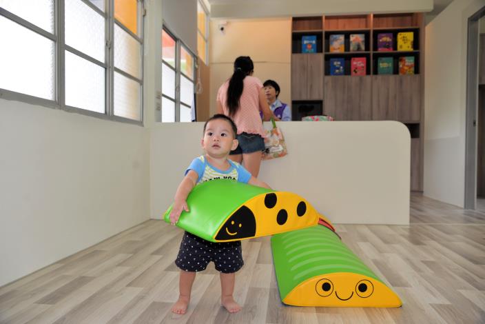 館方購置感統教玩具、提供多元適齡教、玩具，如角色扮演、積木搭建、益智操作、積木牆以及符合幼兒發展的繪本供親子共讀。