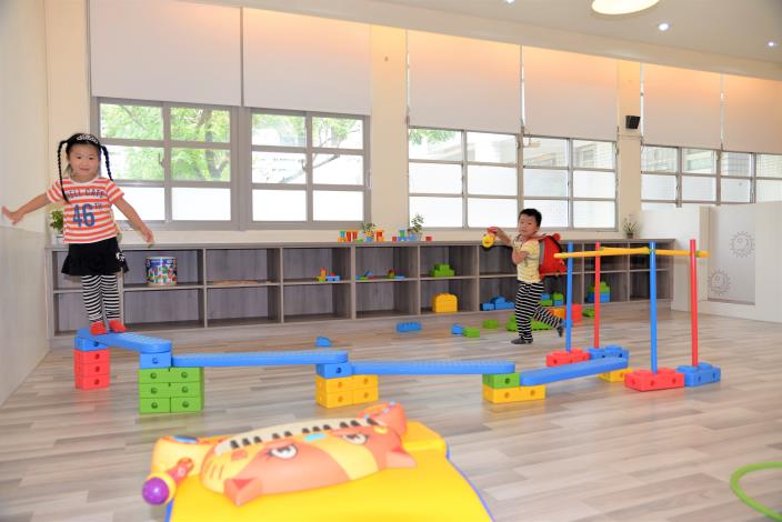 北港社區公共托育家園館內空間明亮乾淨，小朋友們開心玩耍。