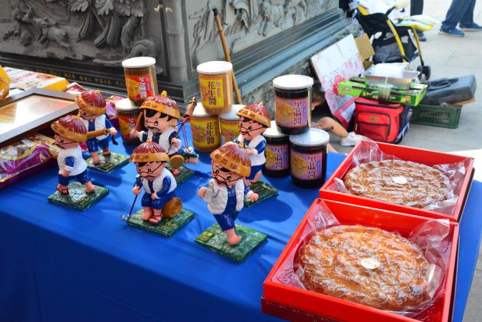 記者會現場展示雲林縣北港鎮特色商品包括商品包括大餅、報馬仔公仔、芝麻醬、花生醬等。
