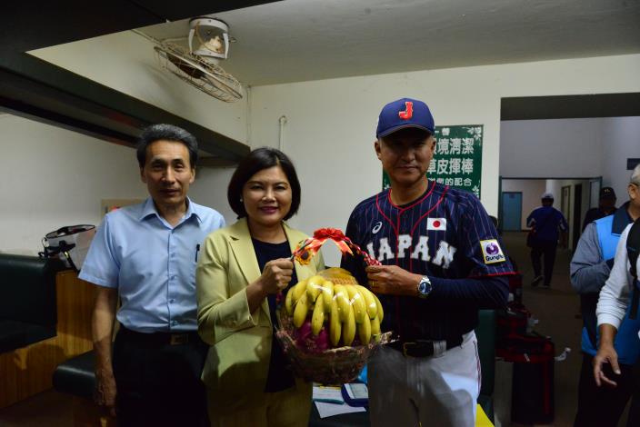 縣長張麗善致贈木瓜、香蕉、楊桃等雲林優質水果給遠道而來的日本隊選手。