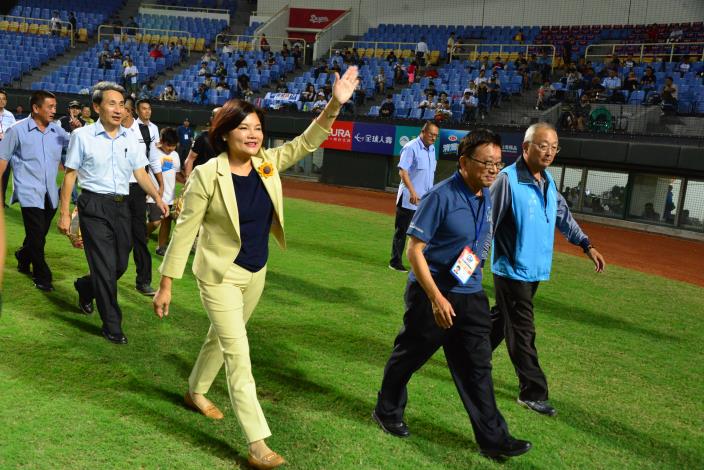 2019棒球亞錦賽今天晚上在斗六棒球場開打，張縣長向選手及觀戰的民眾揮手致意。