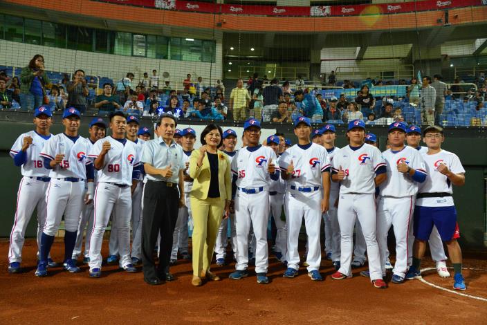 2019棒球亞錦賽在斗六棒球場開打，張縣長特地到場為中華隊加油打氣，預祝中華隊強棒出擊進軍奧運。