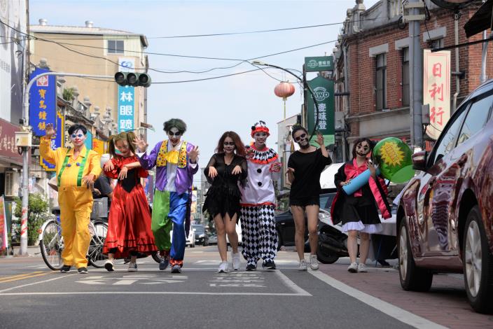  環球科技大學時尚造形設計系師生學生以「小丑視界」為主題，裝扮各種造型搞怪。