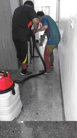 庇護就業服務員教導阿宏如何操作吸塵機