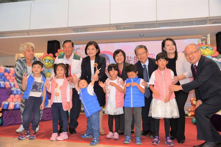 雲林家扶陳燦勳主委與李萬吉副主委帶領著20位家扶兒童代表受贈，眾人一 一位家扶兒穿上粉紅色或藍色羽絨背心，小朋友們個個露出溫馨洋溢臉龐。