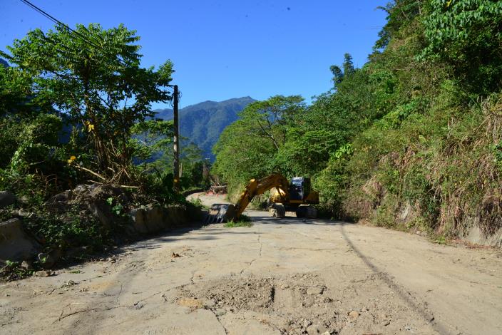 古坑鄉樟湖通往草嶺的雲149甲線，自921大地震時中斷迄今已20年，今日動工展開修復工程。