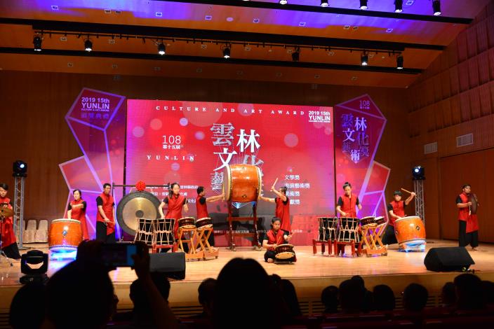 今日開場表演由傳統音樂類首獎得主太日樂集演出，隆隆鼓聲為典禮掀開序曲。
