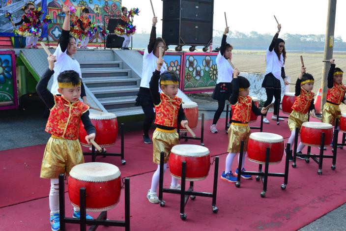 東勢鄉立托兒所學童可愛的舞蹈及擊鼓表演炒熱氣氛。