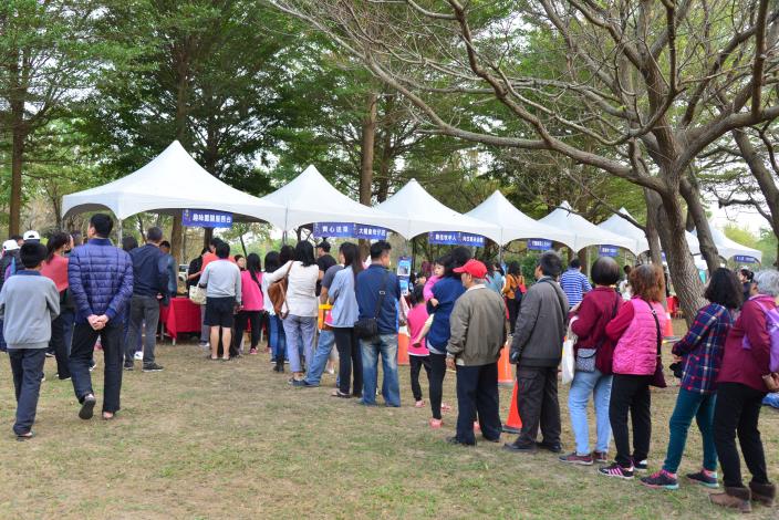 許多民眾排隊參加親子闖關活動。