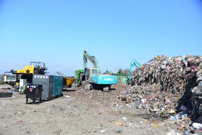 西螺鎮衛生掩埋場累積3萬公噸垃圾，縣府展開打包作業，預計打包2萬公噸，暫時解決垃圾堆積如山情況及減少臭味。