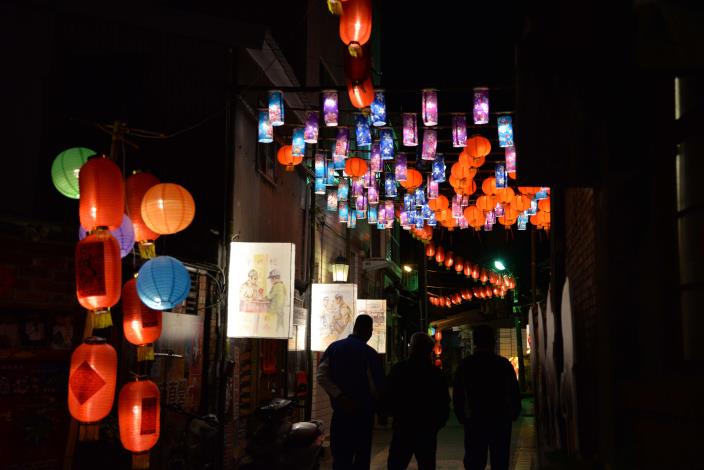 北港街區巷弄燈區以傳統鼓仔燈、電動花燈營造老街燈海璀燦氛圍。