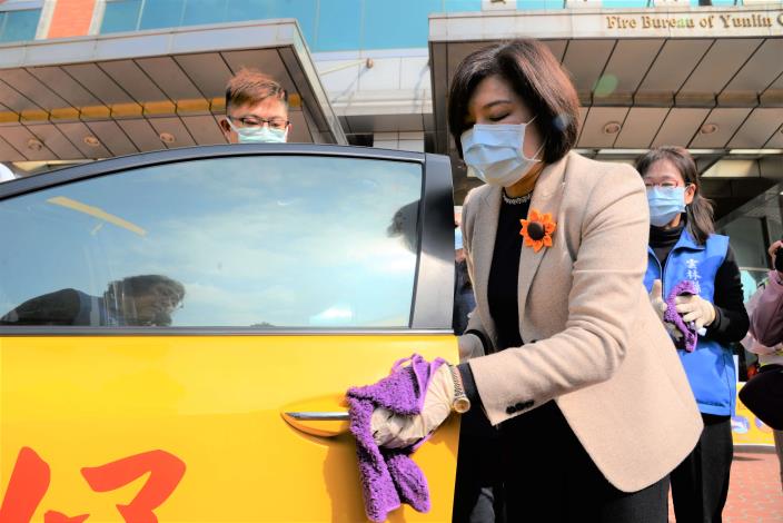 縣長張麗善與副縣長謝淑亞也親身示範為運輸交通工具清潔消毒