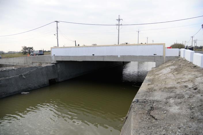 廣西橋改建後，配合治理計畫，整體抬高0.74公尺，可增加通水斷面，提升防洪能力。
