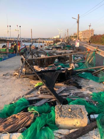 箔子寮漁港清理前，堆滿漁港、木頭等雜物。