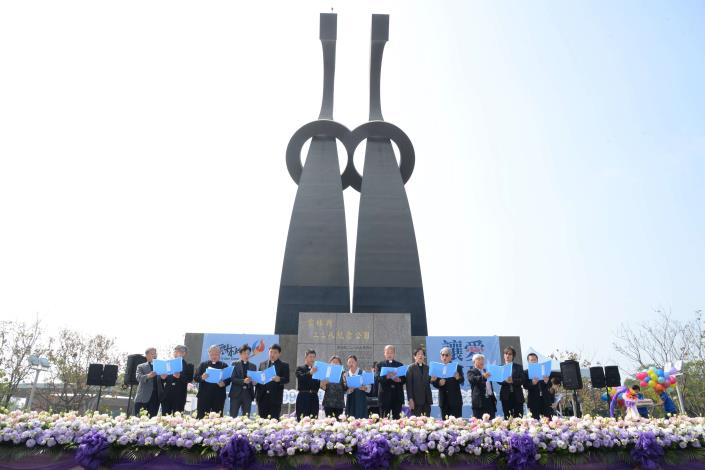 台灣基督長老教會及天主教牧師們吟唱詩歌，追思228受難者。