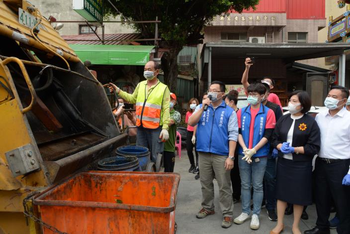 環保局人員說明垃圾車隨車清運消毒系統運作方式。.JPG