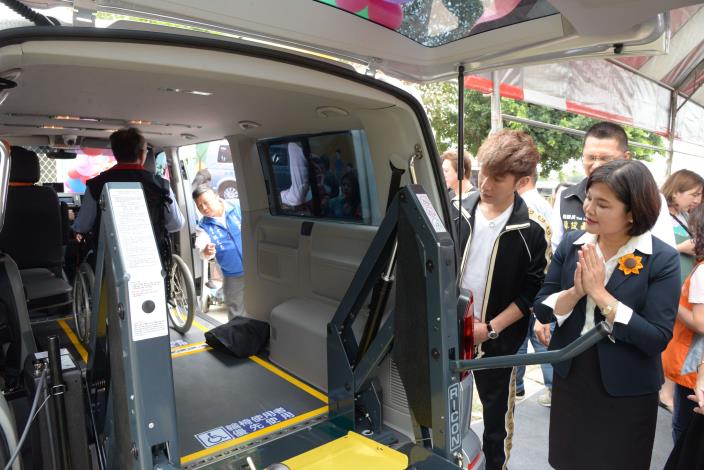 山本富也公司捐贈的復康巴士設備完善，身障朋友無論是就學、就醫或就業都可運用。
