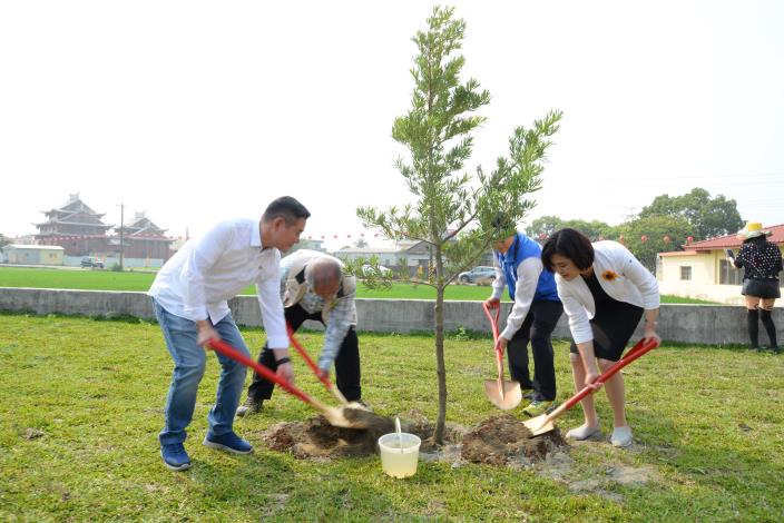 縣長張麗善今日出席「2020森活大樹聚-虎尾植樹同遊趣」活動，親手植樹並鼓勵民眾多種樹，提升空氣品質，增加生態多樣性。