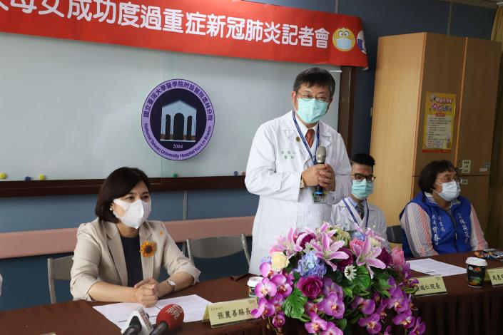 臺大醫院雲林分院院長黃瑞仁說明收治過程，並感謝院內全體醫護的辛勞。