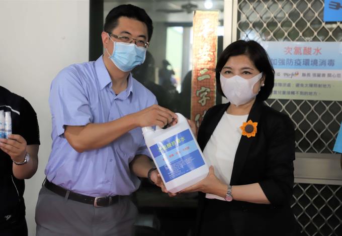 綠世紀生物科技公司捐贈消毒液給雲林縣長青食堂，由縣長張麗善代表接受。