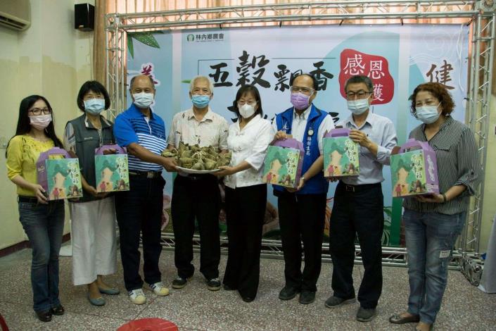 林內鄉農會贈送1200顆「芋健幸福五穀粽」分享辛苦抗疫醫療人員，由副縣長謝淑亞代表受贈