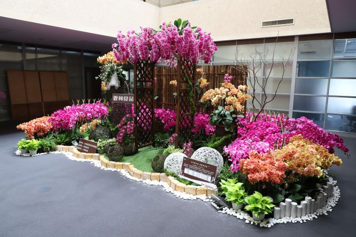 縣府二樓中庭的蘭花造景頗有日式的庭園禪風。