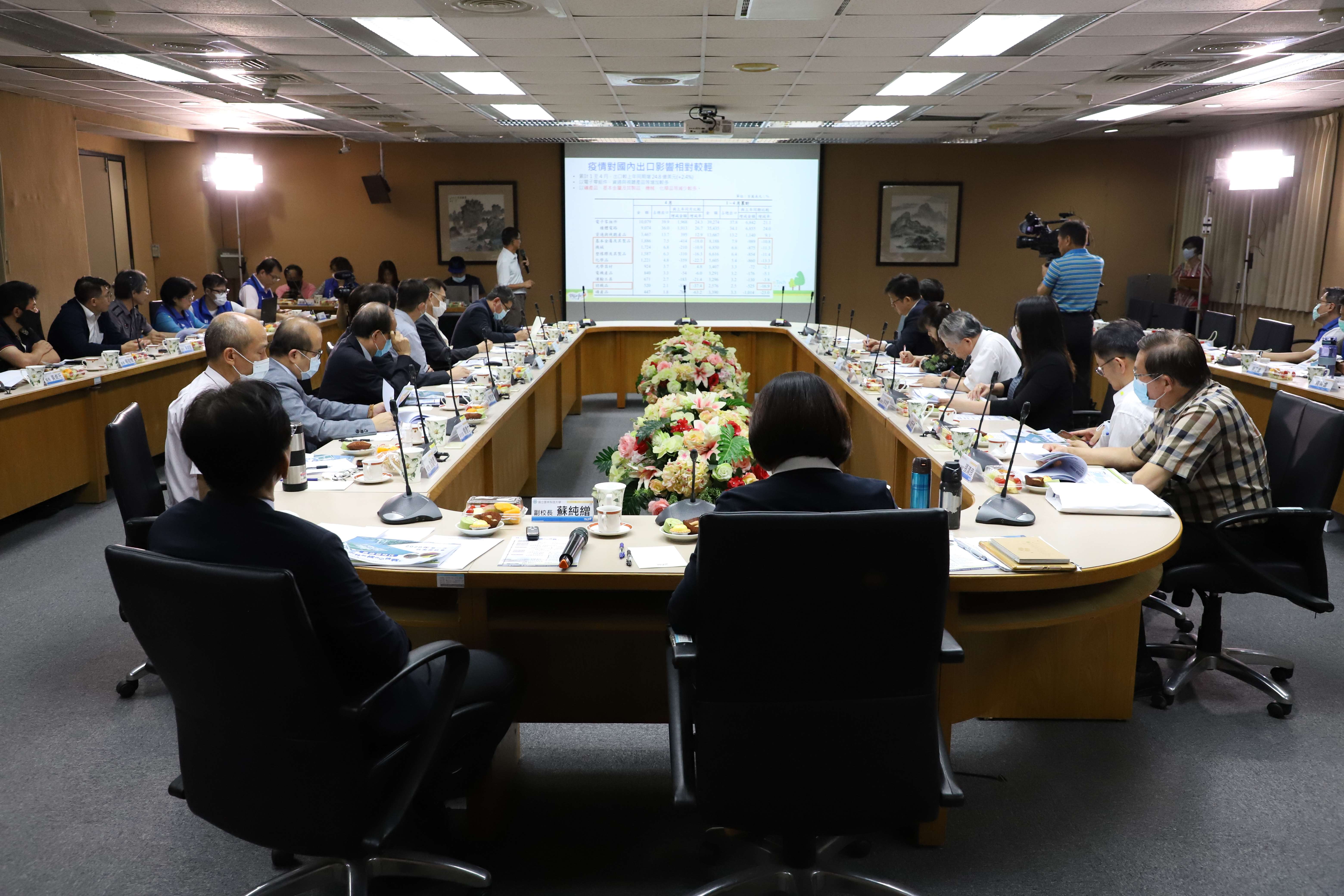 今日座談會由雲林科技大學校務發展中心主任楊仁壽擔任引言人。
