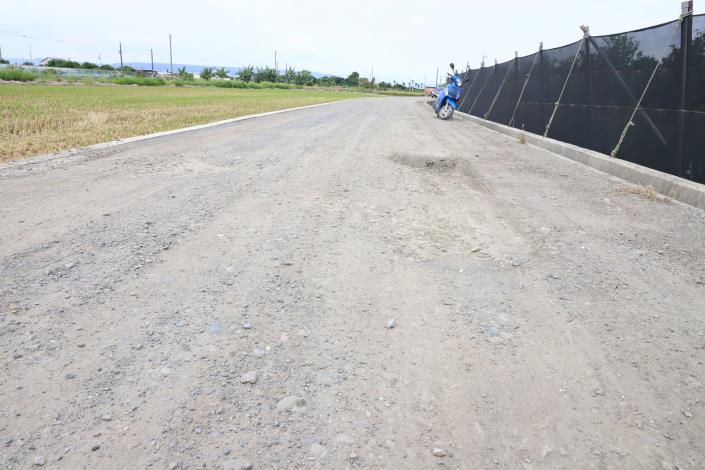 莿桐鄉大埔尾(二)早期農地重劃區，去年完成更新改善工程後，未鋪設瀝青混凝土路面，地方反映影響行車安全。
