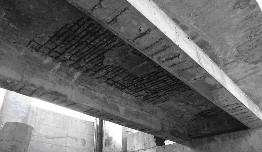 台西鄉N13號橋梁因鋼筋外露鏽蝕嚴重、梁身及橋面板混凝土嚴重剝離脫落，被列為U4等級危橋