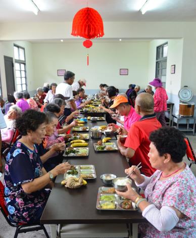 虎尾鎮下溪社區長青食堂，為社區80名長輩提供營養豐盛的餐食。