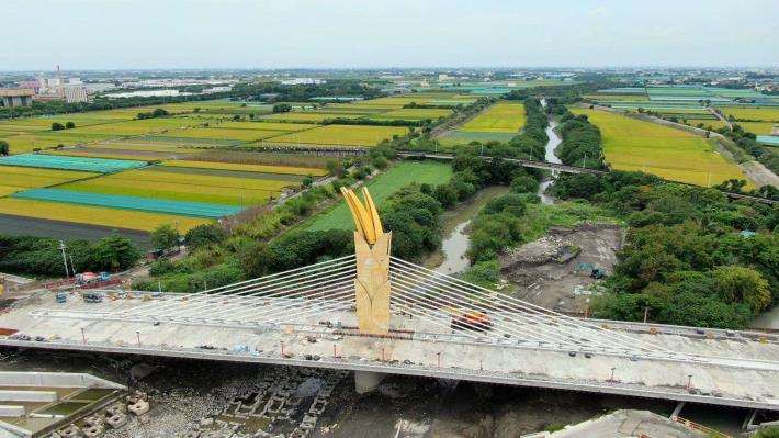 形如黃金稻穗的跨虎尾溪景觀橋  經票選為 雲禾大橋(圖由雲林阿輝 提供)