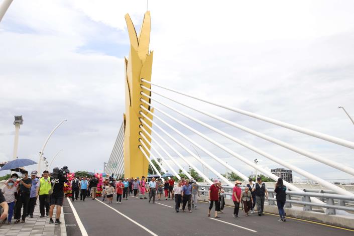 新橋中間塔高30公尺成稻穗形狀，縣府6月舉辦命名活動，正式取名雲禾大橋，代表雲林縣水稻、農產之鄉的意義。