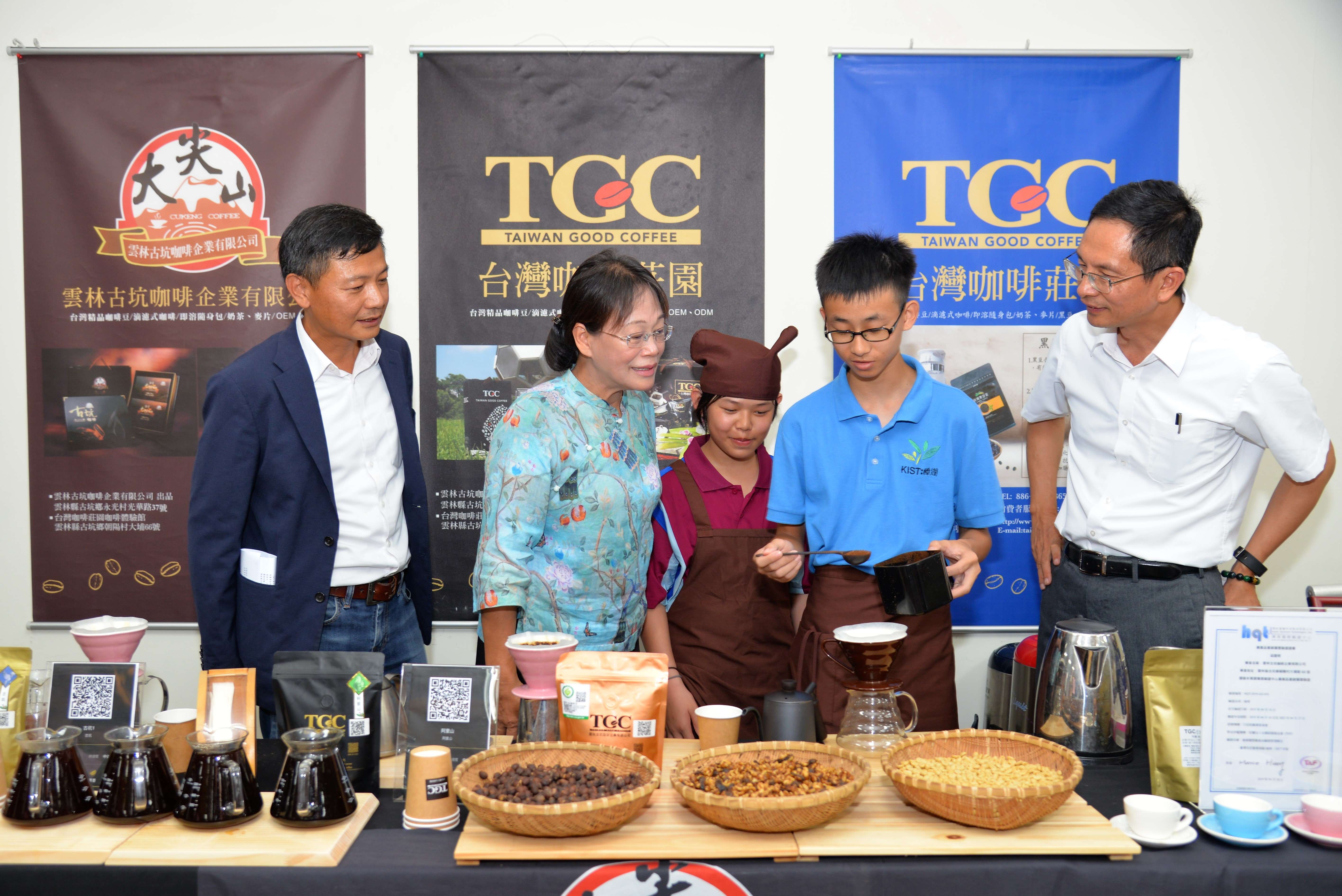 樟湖學生現場手沖咖啡供來賓體驗品嘗