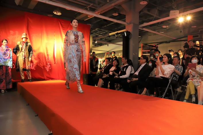 今日記者會將「北港時尚設計競賽」獲獎設計師作品搬上媽祖紅壇上走秀，讓大家眼睛為之一亮。
