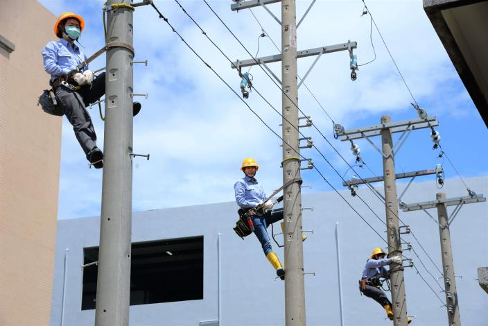 電力產業工作風險性較高，從業勞工常須面對高處墜落、侷限空間缺氧及觸電等危害