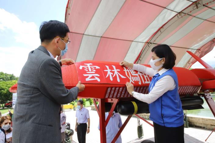 縣長張麗善為首次亮相的超大型長程無人遙控飛機「媽祖號」貼牌，宣告媽祖號即日起正式啟航巡迴全國194座媽祖廟。