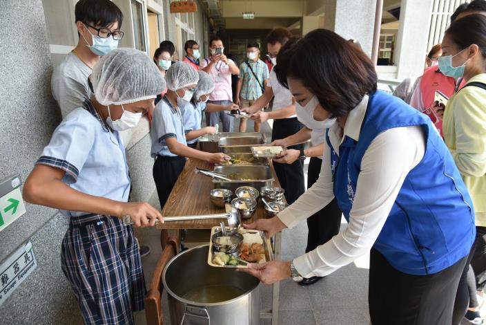 學生幫張縣長打菜