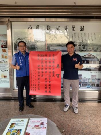 建設處長李俊興代表張縣長恭賀獲獎商圈，並張貼紅榜