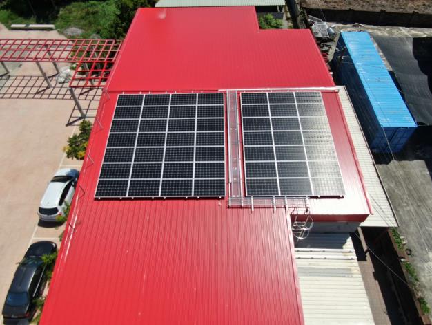台西溪頂社區長青光電食堂，總裝置容量為15.19瓩，每年發電量約19,000度。