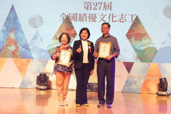 張縣長表揚獲得文化部第27屆「全國績優文化志工」個人銀質獎的石淑女及獲個人銅質獎的黃振和。