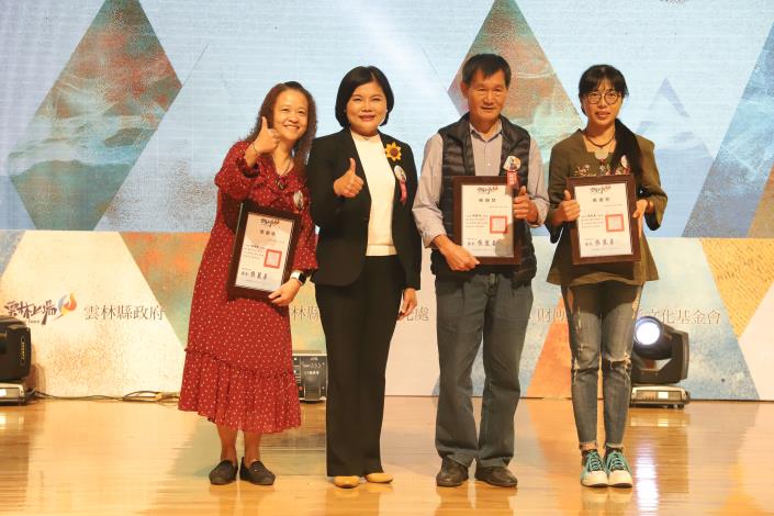 張縣長頒獎表揚獲「臺灣工藝之家」認證的3位工藝師。