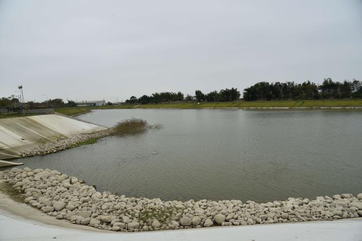 滯洪池採綠色工法並設置設置環湖步道提供縣民遊憩空間