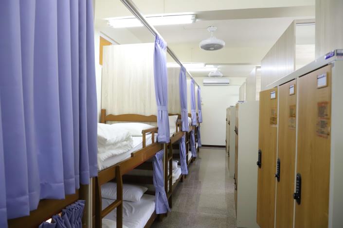 華山教育農園住宿區約有80通鋪個人床。