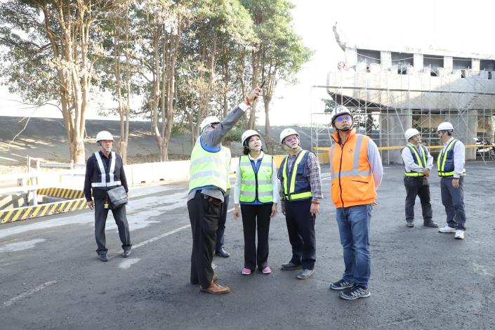 關心施工進度，張麗善縣長視察竹圍大橋復建工程。
