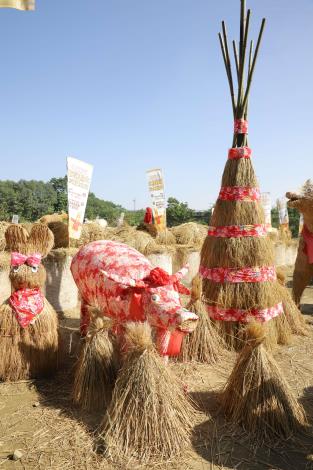 充滿農村特色的稻草裝置藝術。