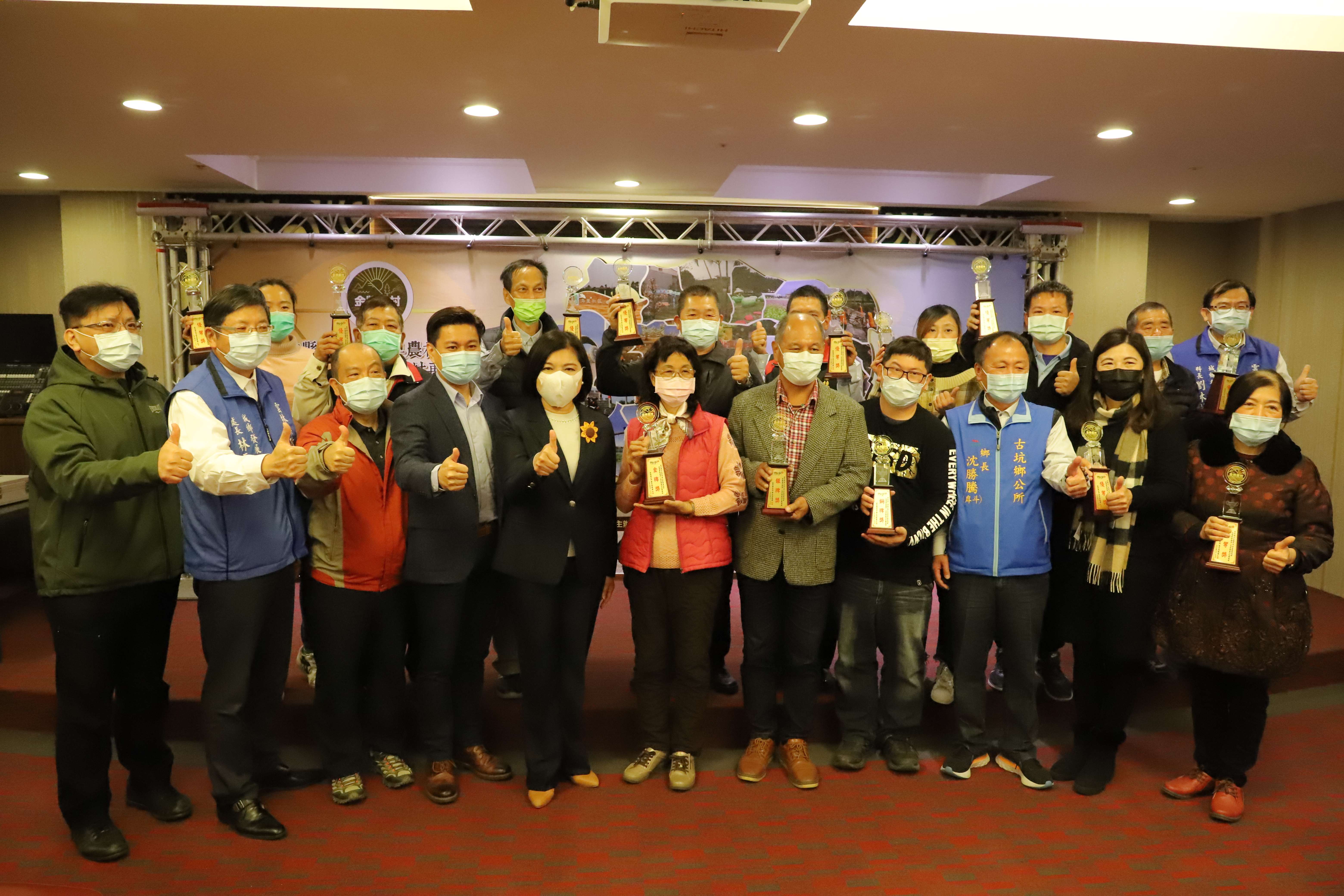 張縣長頒獎表揚雲林縣第二屆金牌農村競賽13個獲獎社區。
